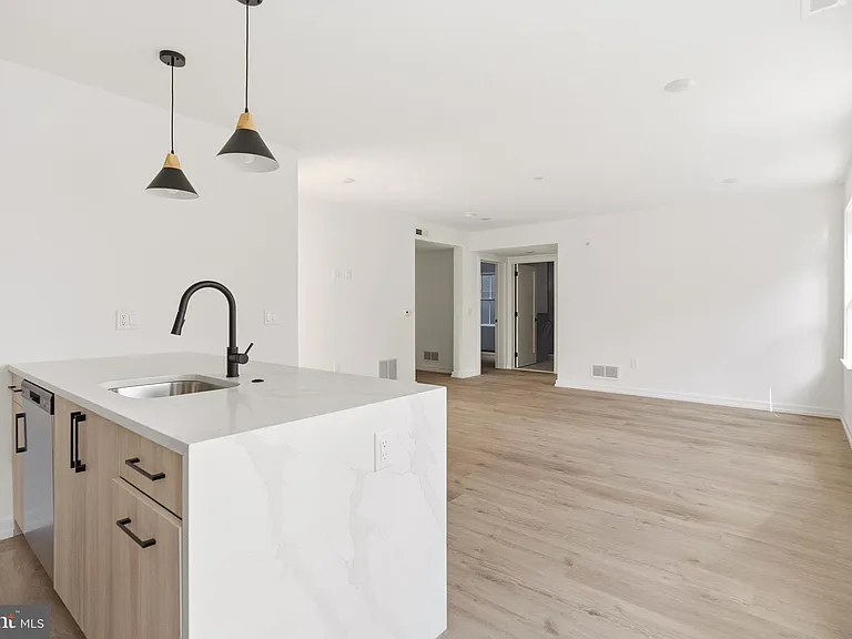 209 New St #2G — Photo 8