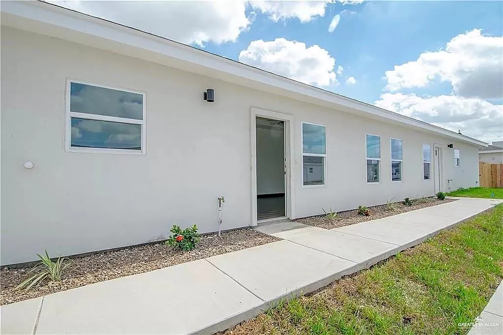 3 bed, 2.0 bath, 2200 sqft, $1,350 — Photo 2