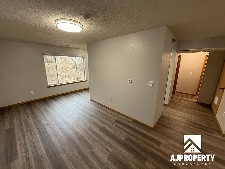 1000 S Summit Ave — Photo 10