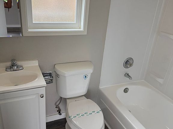 5th image of 117 NE Clark Ave #18
