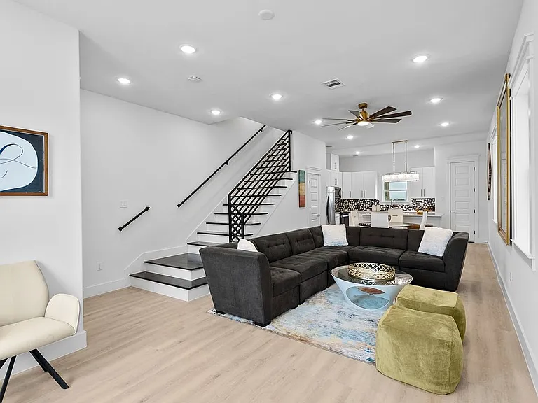 819 N Loop #A — Photo 6