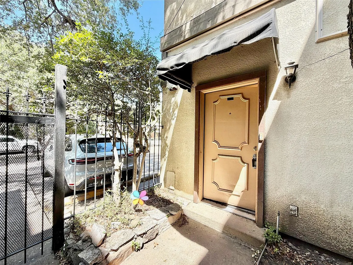 1 Bedroom, 1 Bath Condo in Uptown! — Photo 2