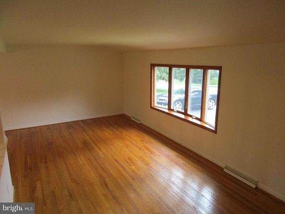 4th image of 702 Terrace Dr