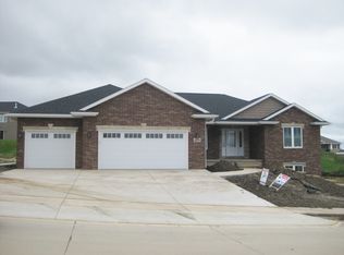 2231 Jill Dr, Asbury, IA 52002