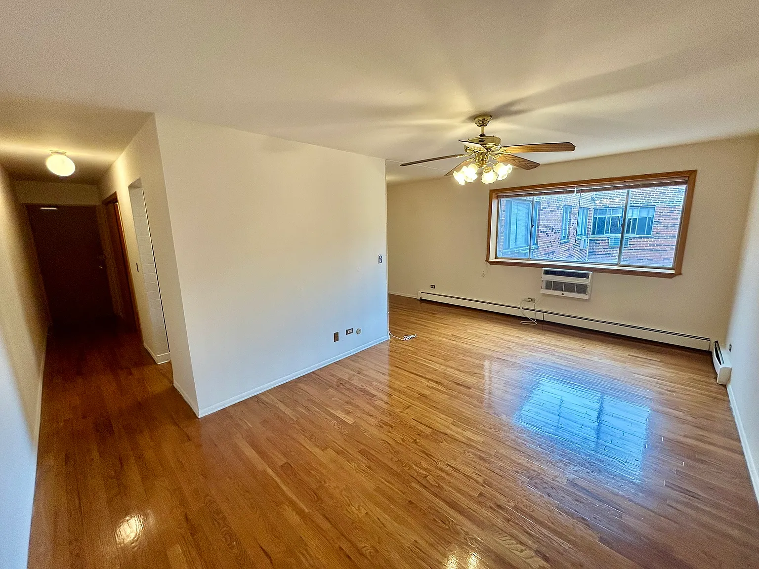531 W Deming Place — Photo 2