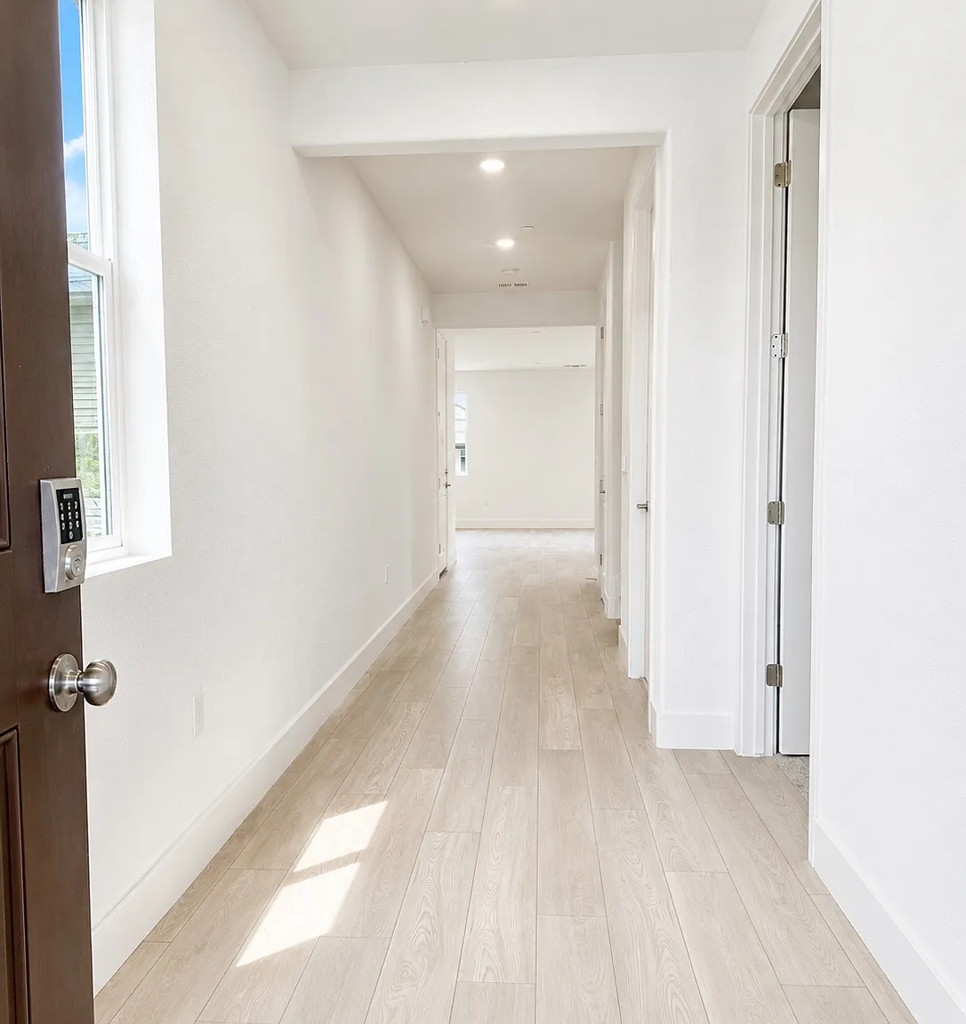 5 bed, 3.5 bath, 3551 sqft, $3,695 — Photo 2