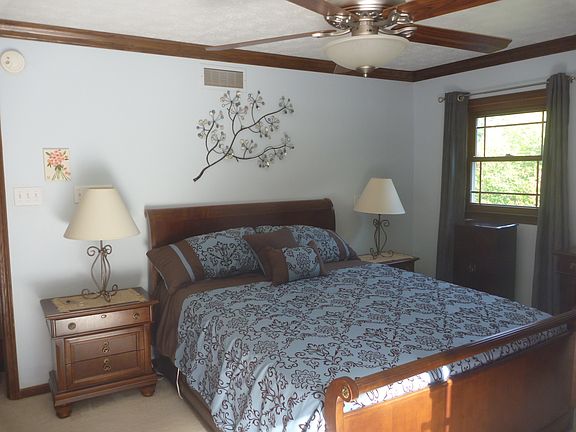 5th image of 180 Greentree Dr