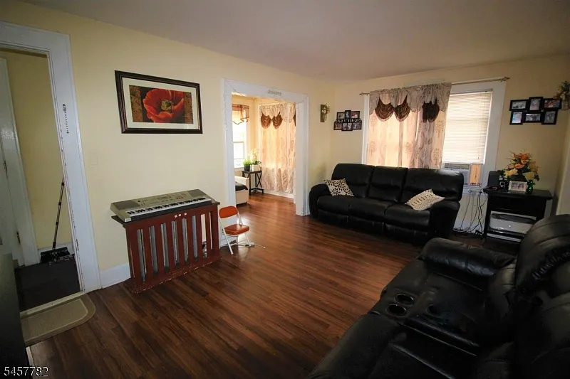 2 bed, 1.0 bath, $2,400 — Photo 3