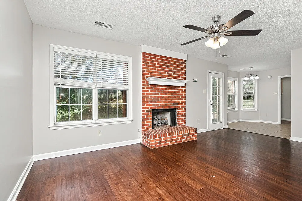 4 bed, 2.0 bath, 1900 sqft, $1,900 — Photo 4