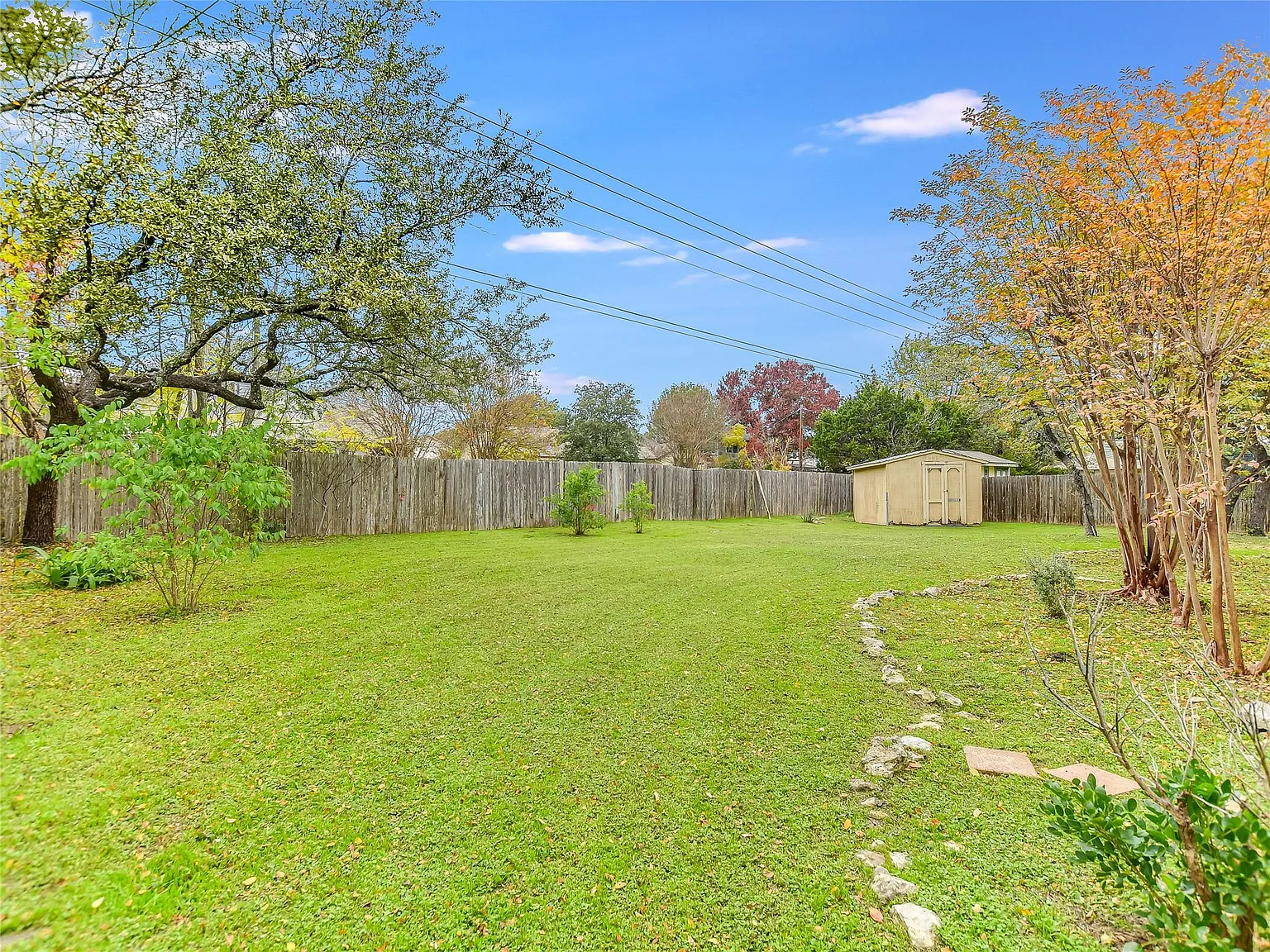 3 bed, 2.0 bath, 2333 sqft, $2,400 — Photo 4