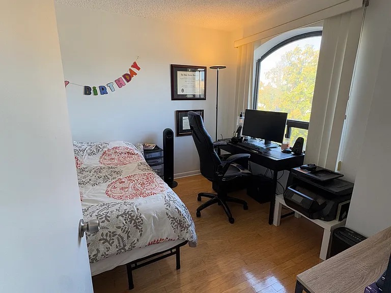 Second bd/den with nice big window looking out into Connecticut Ave. We used this room as a guest room and office space. Right now, we have in the second bedroom/den fits a full bed, full sized desk, and dresser. Previous tenant used it as a bedroom.