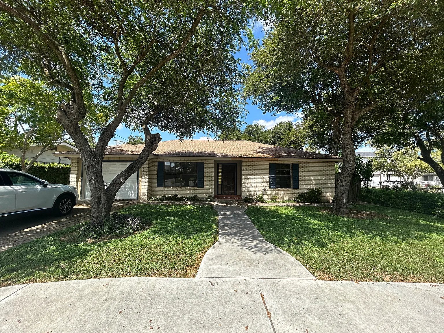 17 Ebony Ave — Photo 1