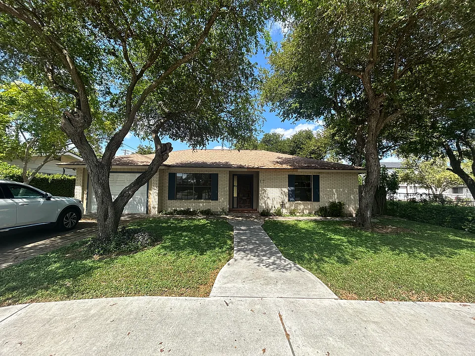 17 Ebony Ave
