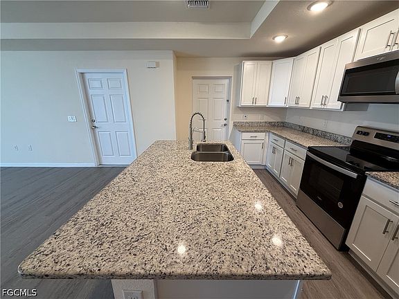 5th image of 557 Oakshire Ln