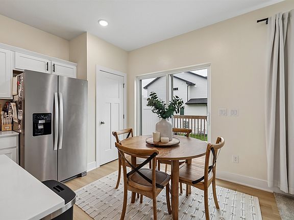 5th image of 216 NE Country Meadow Lane