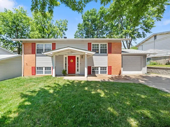 1255 Roth Hill Dr, Maryland Heights, MO 63043
