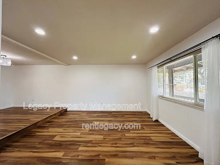 493 Dahlia St — Photo 6