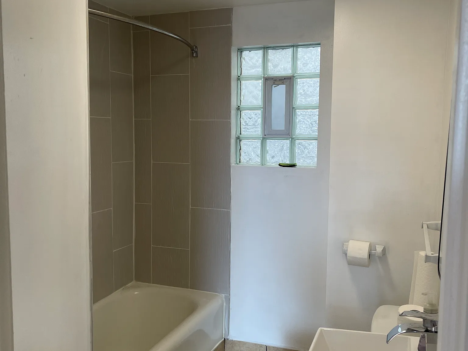 3 bed, 950 sqft, $2,450 — Photo 4