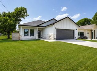 889 S Leon St, Giddings, TX 78942