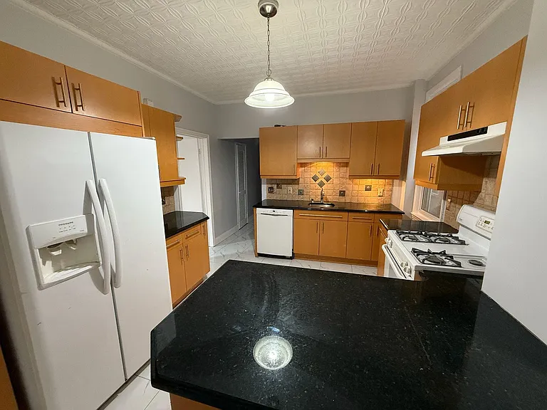 321 Avenue C — Photo 9