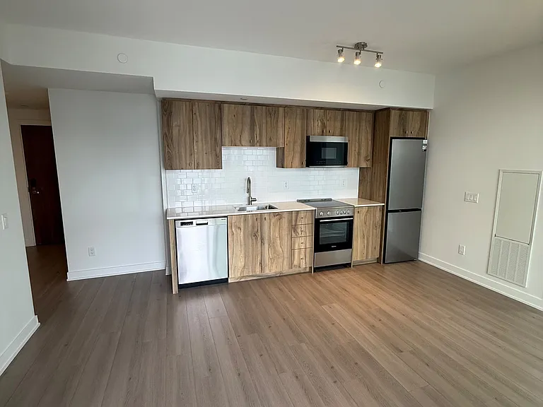 25 Wellington St S #810 — Photo 4