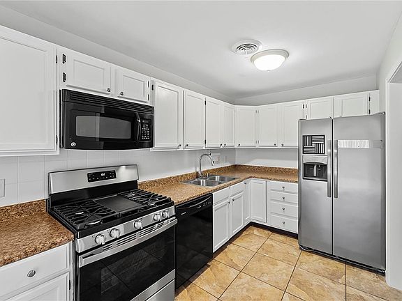 2nd image of 3185 Saint Catherine St