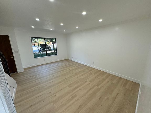 5th image of 705 Del Valle Cir