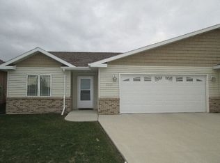 2222 Pembrooke Dr, Grand Forks, ND 58201