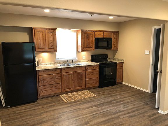 Kitchen with nice size pantry.