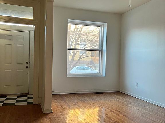 3rd image of 1832 Green St