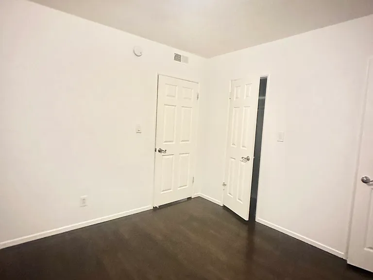 1015 N Edinburgh Ave — Photo 3