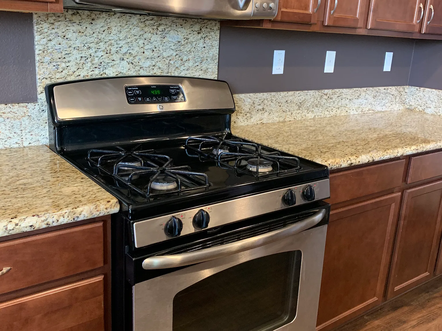 1 bed, 3277 sqft, $900 — Photo 2