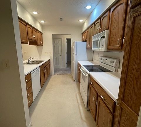 5th image of 825 Oakbrook Dr