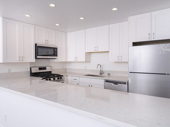 4th image of 1555 S Bundy Dr APT 202