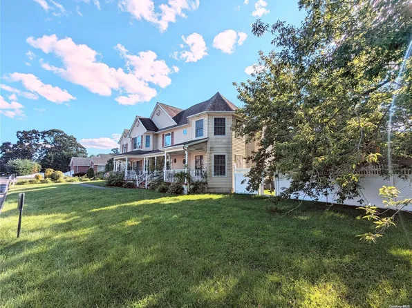 2 Laura Lane, East Northport, NY 11731
