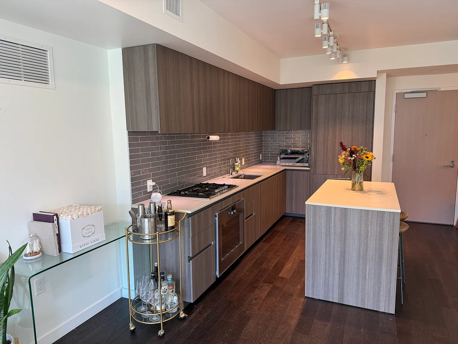 2 bed, 1079 sqft, $8,500 — Photo 3