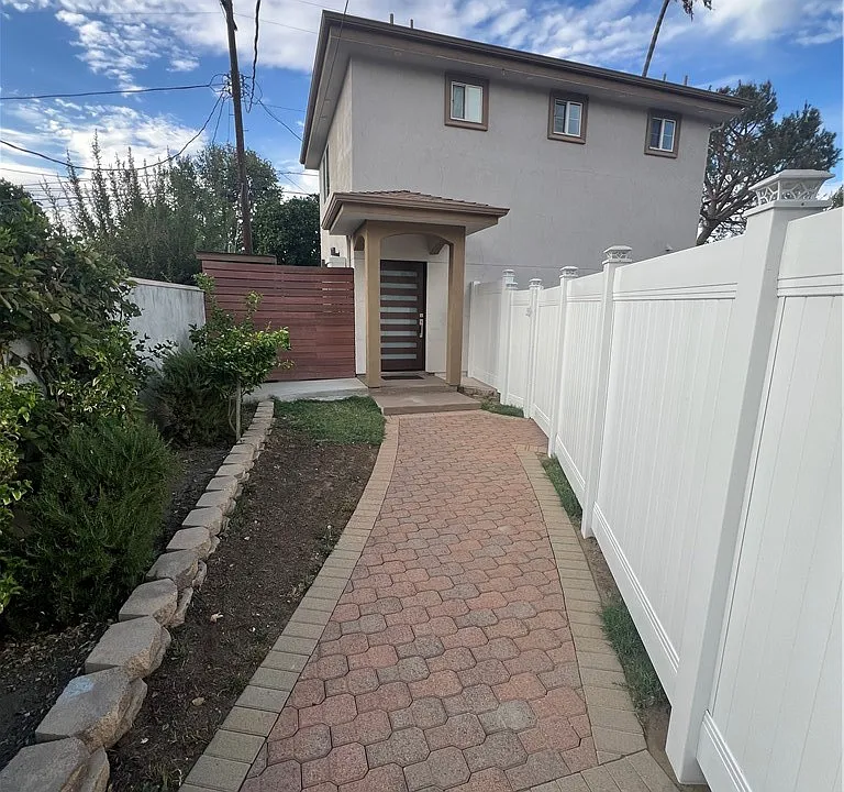 8111 Broadleaf Ave