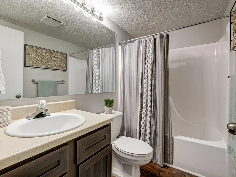 River Park Tower Apartment Homes — Photo 11
