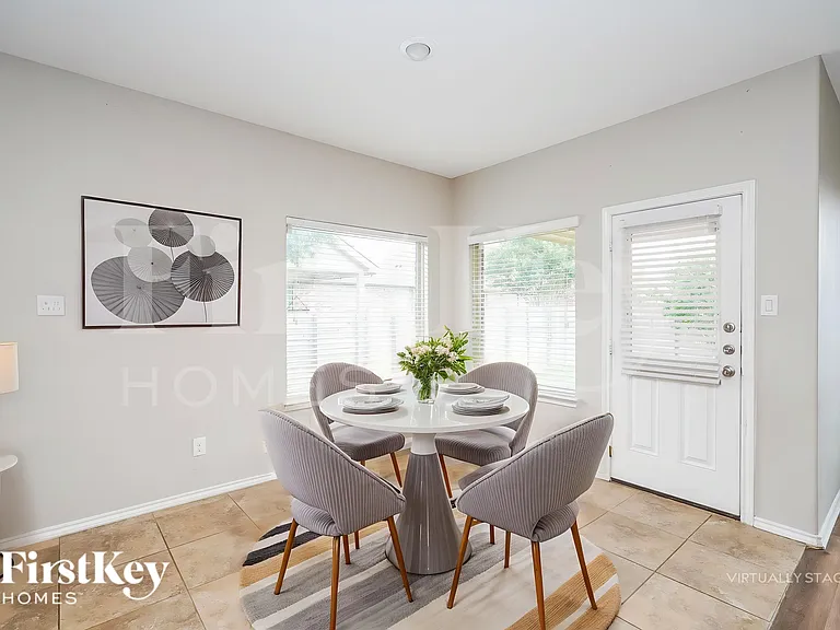 1724 Henderson Dr — Photo 7