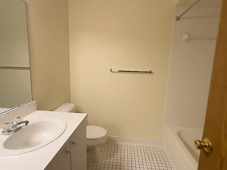 Lakeside Village Apartments — Photo 99