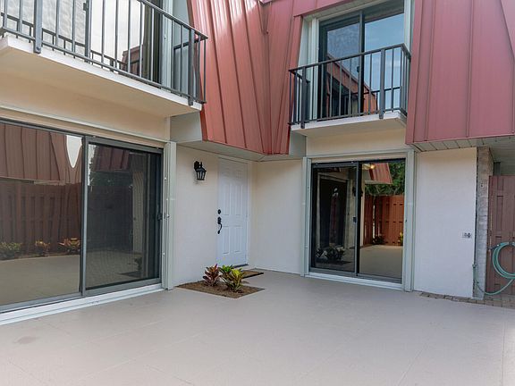 3rd image of 3309 Gardens East Dr APT B