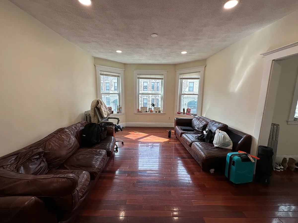 Building Photo - 194 Kelton St #2