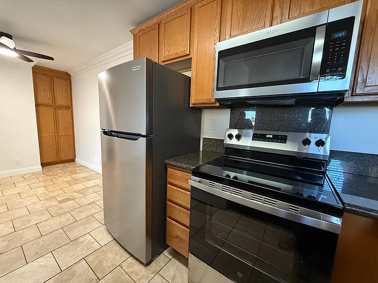 1475 Oakdale Ave — Photo 2
