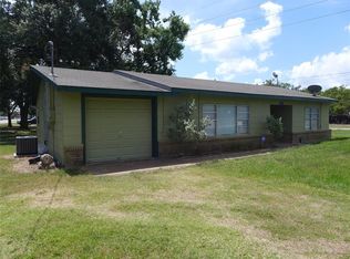 2 Cedar St, Wallis, TX 77485