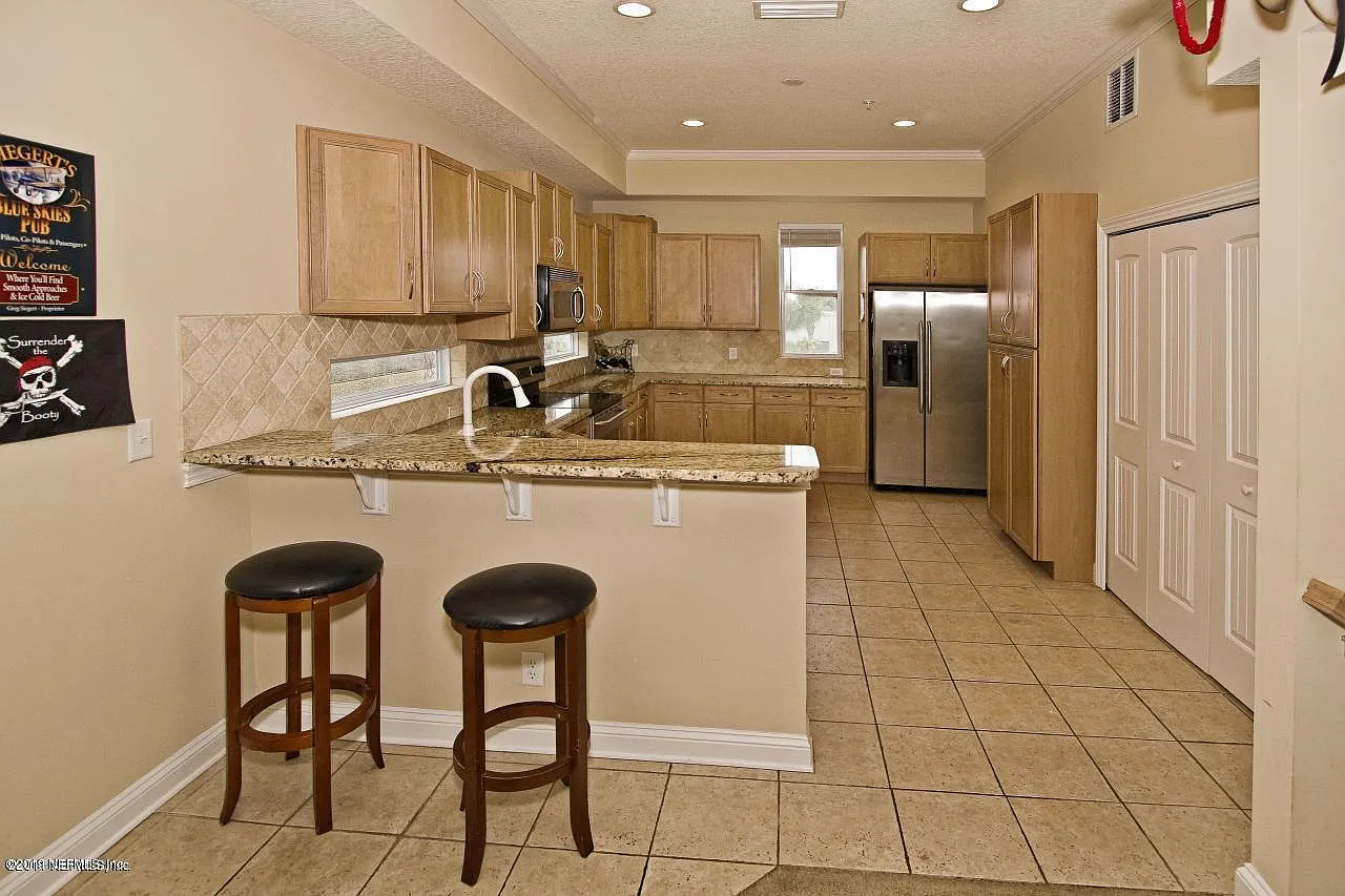 3 bed, 3.5 bath, 2069 sqft, $3,500 — Photo 2