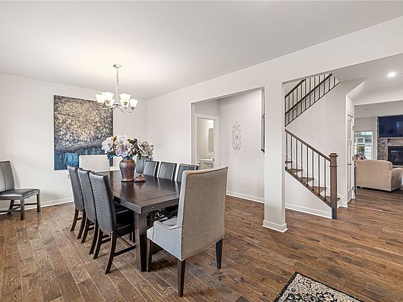 4th image of 902 Twilight St