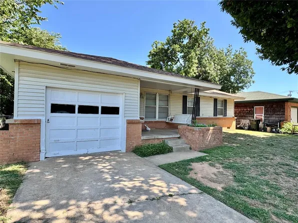 2116 W Minnesota Ave, Chickasha, OK 73018