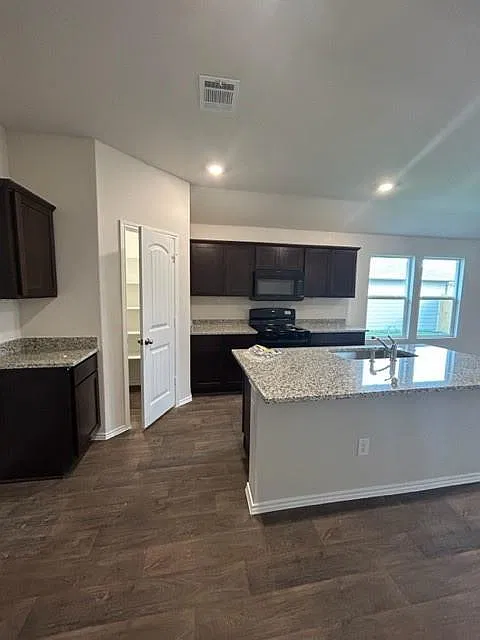 4 bed, 2.0 bath, 1717 sqft, $2,000 — Photo 3