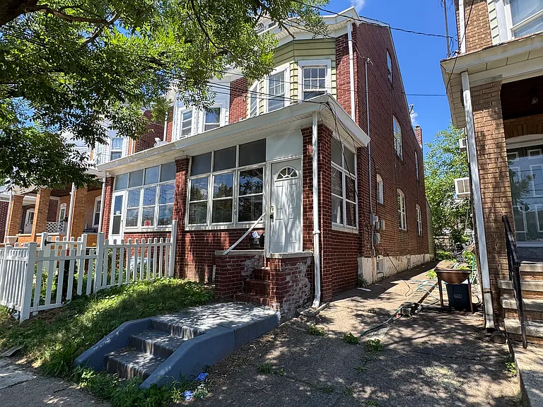 220 Virginia Ave — Photo 2