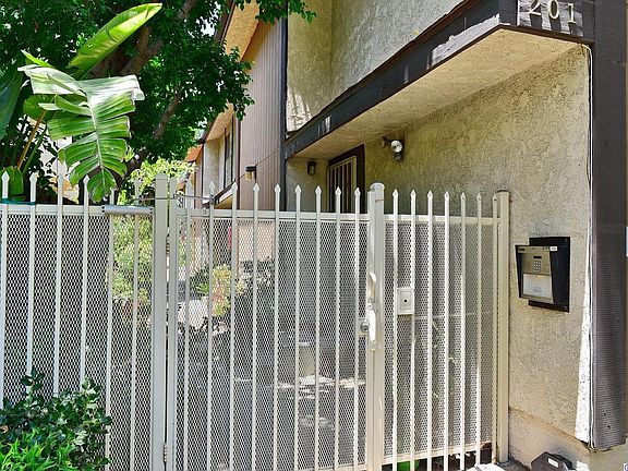 2nd image of 201 S Catalina Ave Unit 5